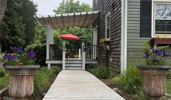 7 Boulevard E, Middletown, RI 02842