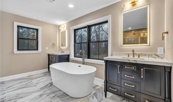 690 Club Dr W, Aurora, OH 44202