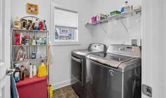 29 Mulberry Dr, Albany, NY 12205