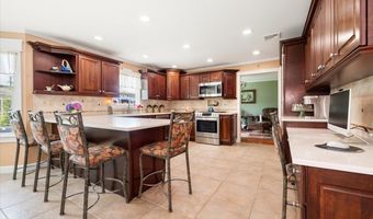 18 South Plz, Amity Harbor, NY 11701