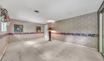 8 Countryside Ct, Amherst, NY 14221
