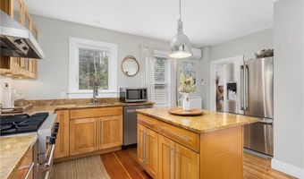 5 Conrad Ct, Newport, RI 02840