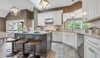 924 Forest Lake Ct, Ballwin, MO 63021