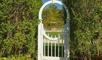 8 Taylor's Ln N, Little Compton, RI 02837