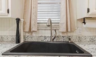 319 Cameron Dr, Altus, OK 73521