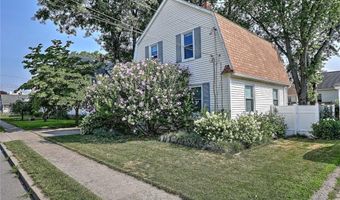 15 Wollaston St, Cranston, RI 02910