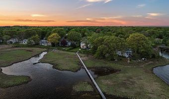 45 Meadowbrook Dr, Barrington, RI 02806