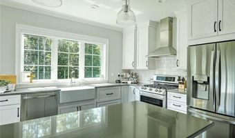 1 W Farm Rd, Smithfield, RI 02917