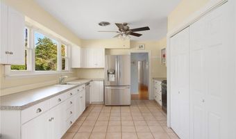 6 Conway Dr, Barrington, RI 02806