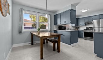 2015 E COLLEGE Ave, Appleton, WI 54915