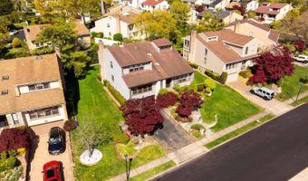 28 Crest Hollow Ln, Albertson, NY 11507