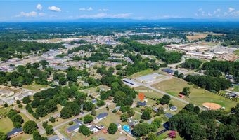 215 Scenic Cir, Boiling Springs, SC 29316