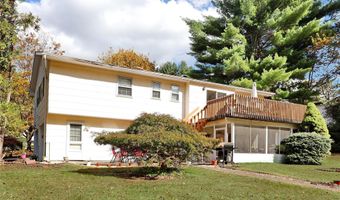 9 S Amundsen Ln, Airmont, NY 10901