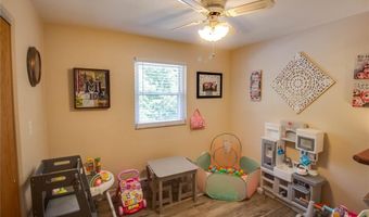 2421 Woodcrest Dr, Alton, IL 62002