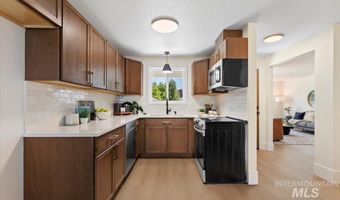 8450 W Canterbury Dr, Boise, ID 83704