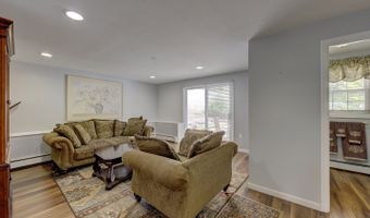 4 Lee Cir, Bloomfield, CT 06002