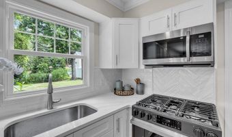 8 Imperia Pl, Aberdeen, NJ 07747