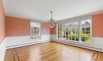 28 S Hill Dr, Cranston, RI 02920