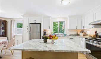65 Bayberry Ln, East Greenwich, RI 02818