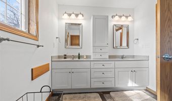 5709 Oak Crest Hill Rd SE, Riverside, IA 52327