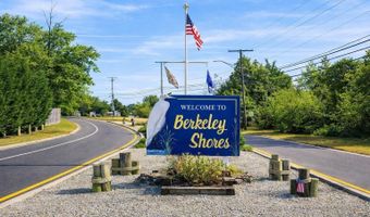 8 Jibsail Dr, Bayville, NJ 08721