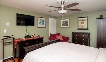 7 Boulevard E, Middletown, RI 02842