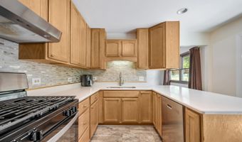 517 S Hubbard St, Algonquin, IL 60102