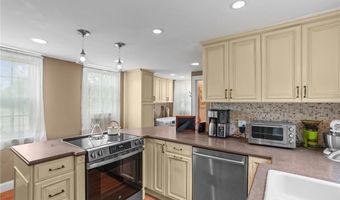 671 County Rd, Barrington, RI 02806