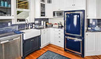 28 W Narragansett Ave, Newport, RI 02840