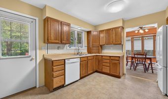 911 David St, Antioch, IL 60002
