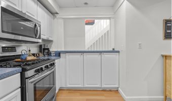 32 Glenview Dr 32, Cromwell, CT 06416