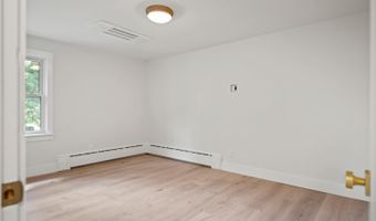 8 Knight St, Falmouth, ME 04105
