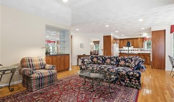 7 Foxwood Dr, Lincoln, RI 02865