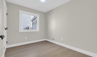 8 Mizzen Dr, Barnegat, NJ 08005