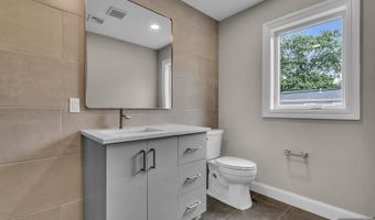 55 Maiden Ln, Bergenfield, NJ 07621