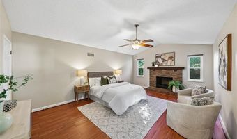 800 Eaglebrooke Dr, Ballwin, MO 63021
