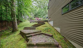 15 Inverness Rd, Falmouth, ME 04105