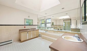 28 Crest Hollow Ln, Albertson, NY 11507