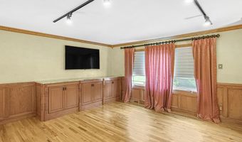 6 Westchester Dr, Albany, NY 12205