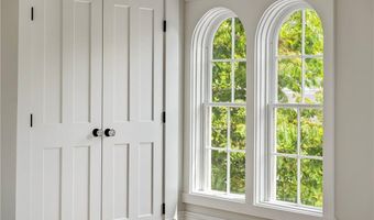 28 Mount Vernon St, Newport, RI 02840