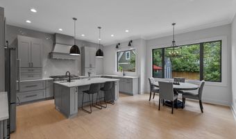 414 N MONROE St, Arlington, VA 22201