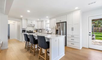 1004 Robin Haven Dr, Bentonville, AR 72712