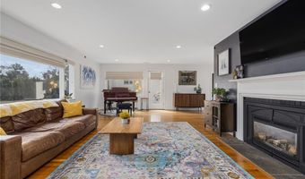 120 Bretton Woods Dr, Cranston, RI 02920