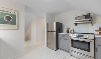 27 Dean Ave 3, Newport, RI 02840