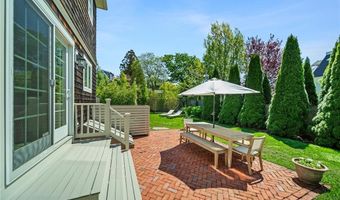 9 Casey Ct, Newport, RI 02840