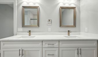 13 Kenwood Cir, Bloomfield, CT 06002
