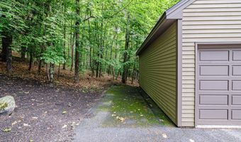 15 Inverness Rd, Falmouth, ME 04105