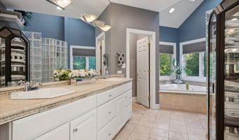 925 N River Rd, Algonquin, IL 60102