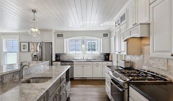 67 Caswell St, Narragansett, RI 02882