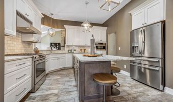 924 Forest Lake Ct, Ballwin, MO 63021